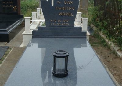 Monument funerar granit negru piper